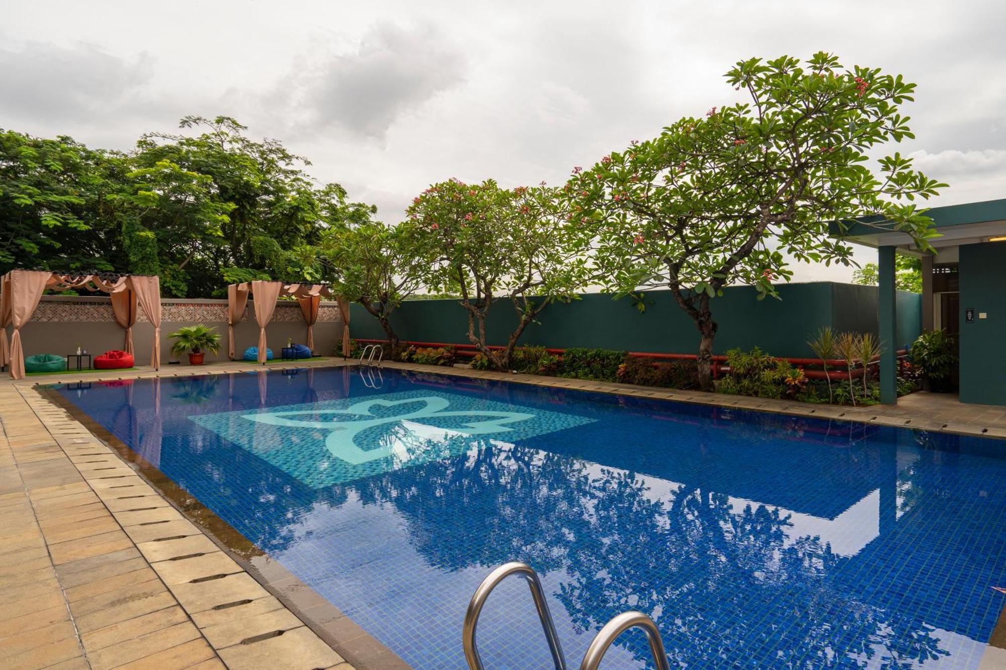 Batiqa Hotel & Apartments Karawang Extérieur photo